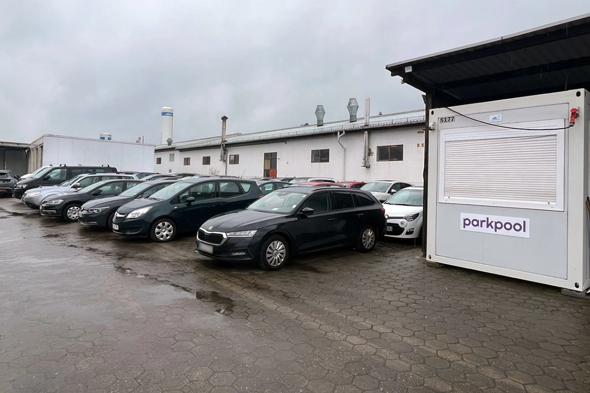 Parkpool Berlin - Cars in parking lot next to administration area