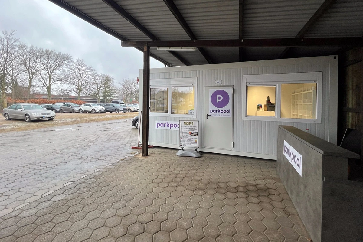 Parkpool Berlin - Administrative area and cars in parking lot