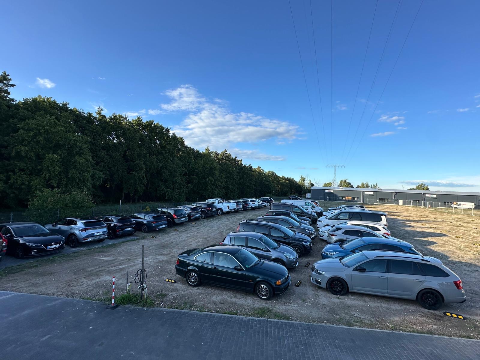 Parkpool Berlin - Autos auf dem Parkplatz neben der Verwaltung