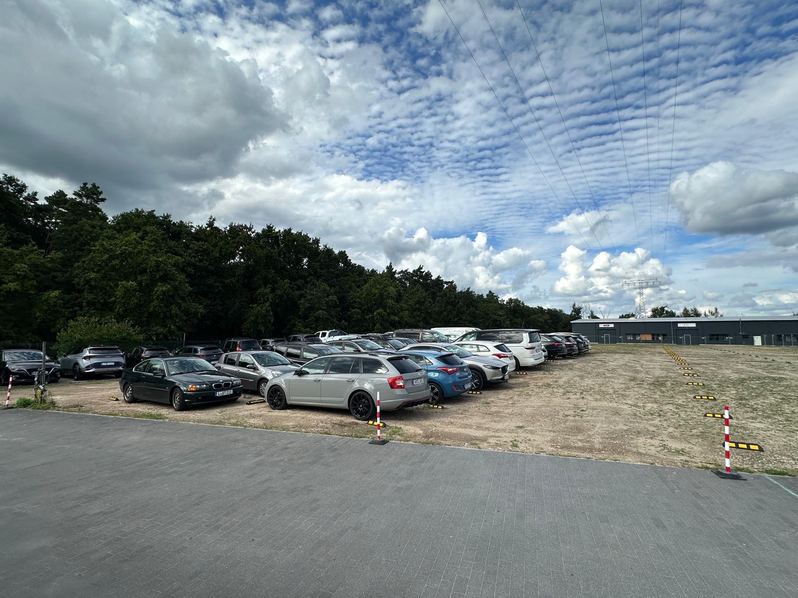 Parkpool Berlin - Autos auf dem Parkplatz neben der Verwaltung